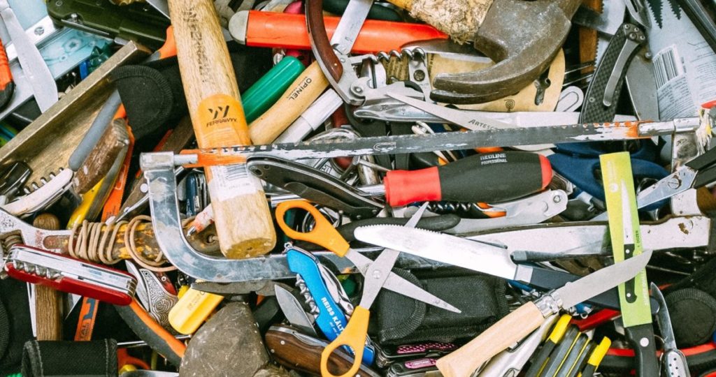 pile d'articles et d'outils dépareillés