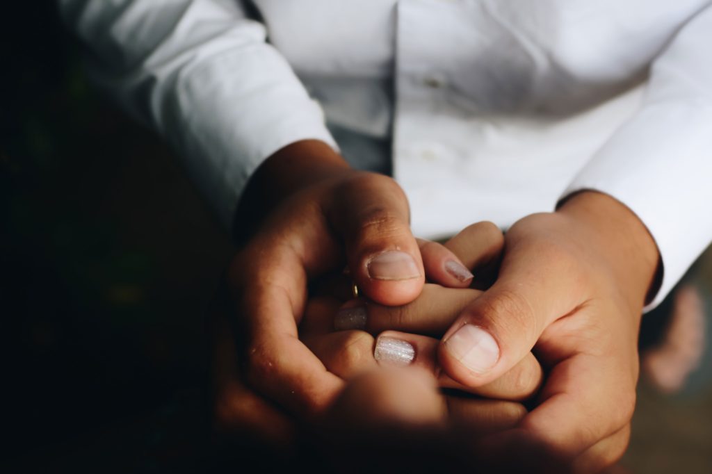 personnes se tenant les mains