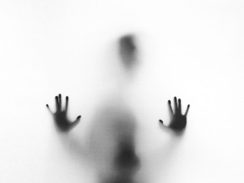 ombres d'un homme derrière une vitre